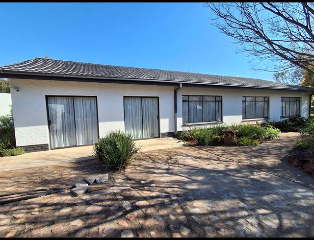 4 BEDROOM FREESTANDING FOR SALE IN FLAMWOOD